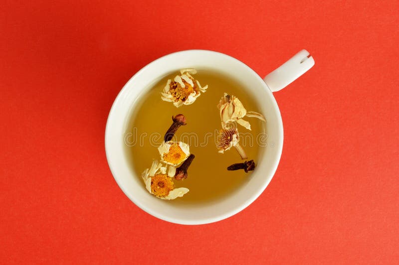 Tisana no fundo vermelho imagem de stock Tisana no fundo vermelho imagem de stock
