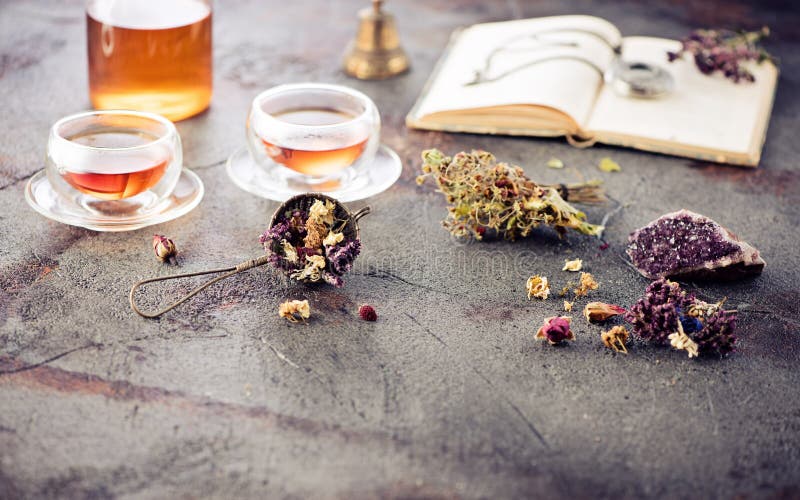 Tisane, vieux livre et une montre sur une chaîne photos stock Tisane, vieux livre et une montre sur une chaîne photos stock