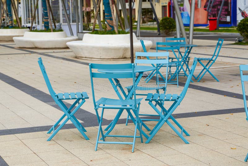 Casual table and chairs in the outdoor garden. Casual table and chairs in the outdoor garden.