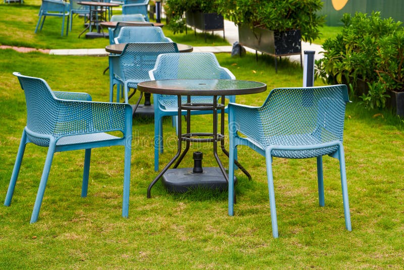 Casual table and chairs in the outdoor garden. Casual table and chairs in the outdoor garden.