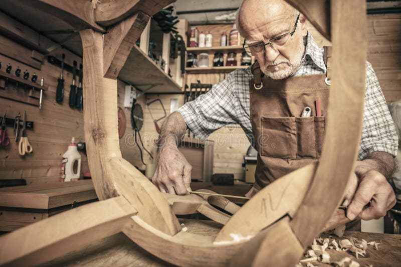 Tischler Benutzt Einen Hobel Stockbild - Bild Von Porträt, Aufgabe ...