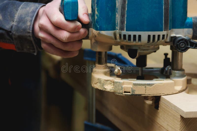 Tischler Working der manuellen Fräsmaschine in der Zimmerei-Werkstatt mit Copyspace Industrielles Manufactoring-Konzept lizenzfreie stockfotografie Tischler Working der manuellen Fräsmaschine in der Zimmerei-Werkstatt mit Copyspace Industrielles Manufactoring-Konzept lizenzfreie stockfotografie