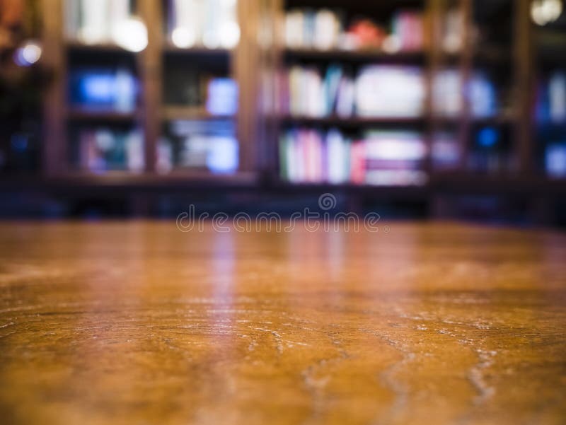 Tischplatte-Unsch?rfe-Buchregal im Bibliotheksstudienraum Ausbildungshintergrund