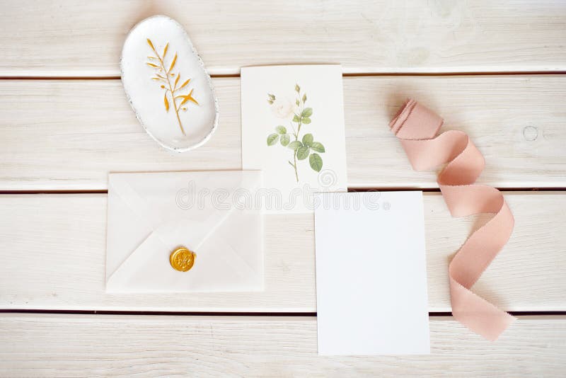 Tischplattenmodell der weiblichen Hochzeit mit Karte des leeren Papiers und Eukalyptus Populus verzweigen sich auf wei?en sch?big lizenzfreies stockfoto Tischplattenmodell der weiblichen Hochzeit mit Karte des leeren Papiers und Eukalyptus Populus verzweigen sich auf wei?en sch?big lizenzfreies stockfoto