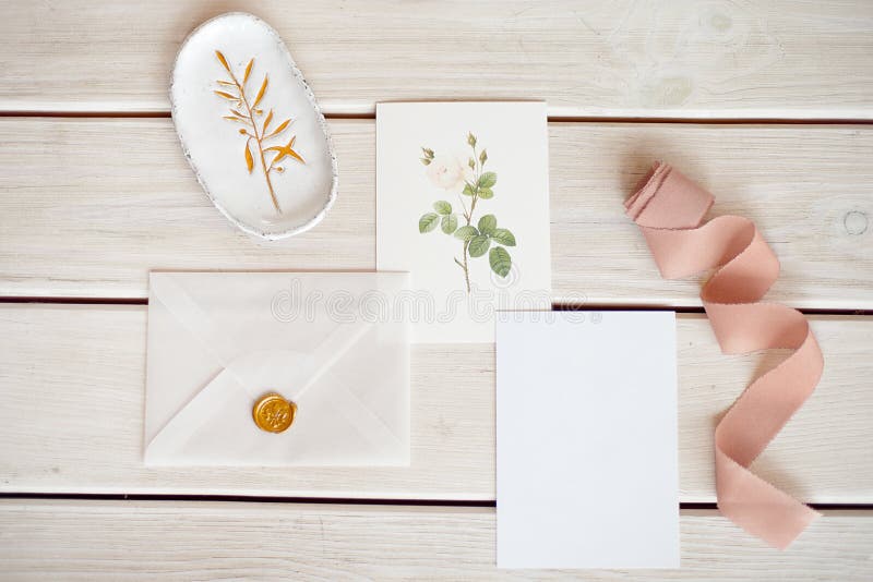 Tischplattenmodell der weiblichen Hochzeit mit Karte des leeren Papiers und Eukalyptus Populus verzweigen sich auf wei?en sch?big lizenzfreies stockbild Tischplattenmodell der weiblichen Hochzeit mit Karte des leeren Papiers und Eukalyptus Populus verzweigen sich auf wei?en sch?big lizenzfreies stockbild