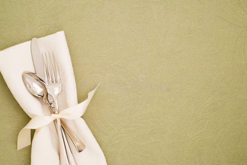 Tischplatzierung Einstellung mit Silberbesteck und weißer Stoffserviette auf dem hellgrünen Brocade-Tablett als Hintergrund mit K