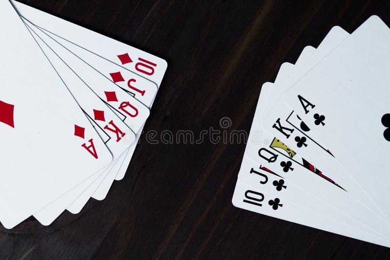 tisonnier cartes de jeu sur le fond noir ?clat royal photo libre de droits tisonnier cartes de jeu sur le fond noir ?clat royal photo libre de droits