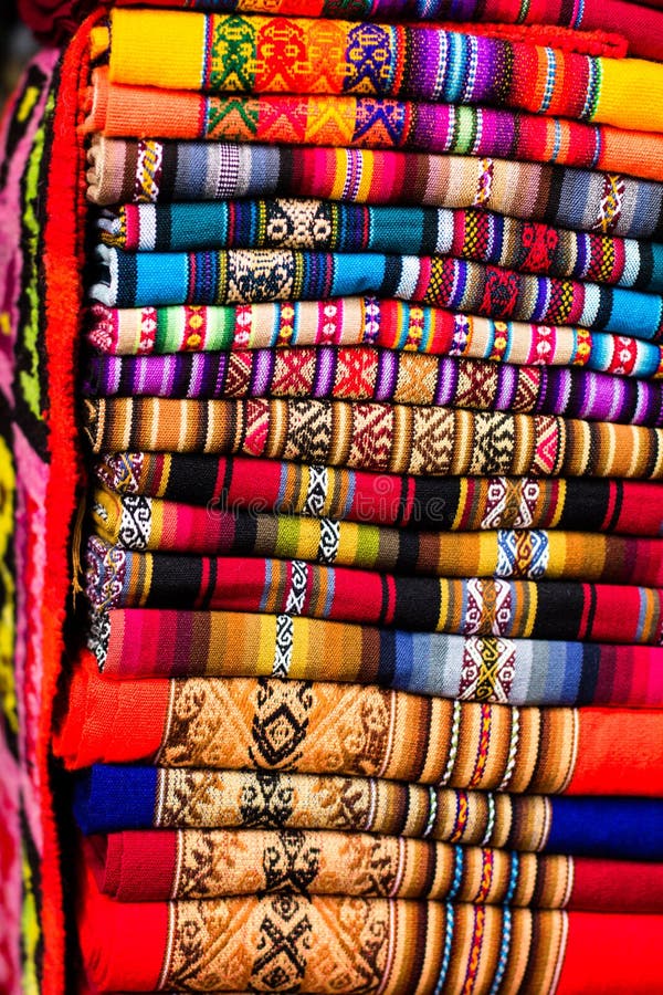 Tissu coloré au marché au Pérou, Amérique du Sud photos stock Tissu coloré au marché au Pérou, Amérique du Sud photos stock