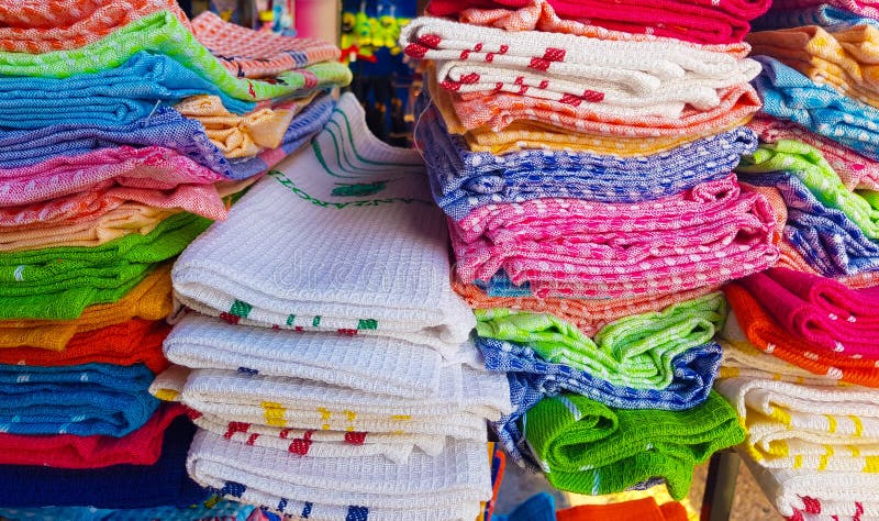 Tissus colorés de cuisine à vendre sur un marché traditionnel photos stock Tissus colorés de cuisine à vendre sur un marché traditionnel photos stock