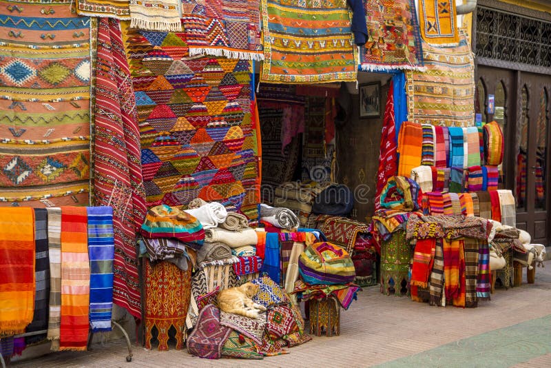 Tissus colorés sur le marché d'Agadir au Maroc photo stock Tissus colorés sur le marché d'Agadir au Maroc photo stock