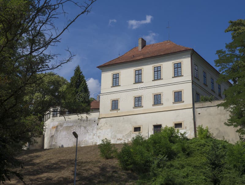 Tjeckien Horky nad Jizerou, Juli 28, 2018: sikt på barock slott, gröna träd och bakgrund för blå himmel i solig dag arkivfoto Tjeckien Horky nad Jizerou, Juli 28, 2018: sikt på barock slott, gröna träd och bakgrund för blå himmel i solig dag arkivfoto