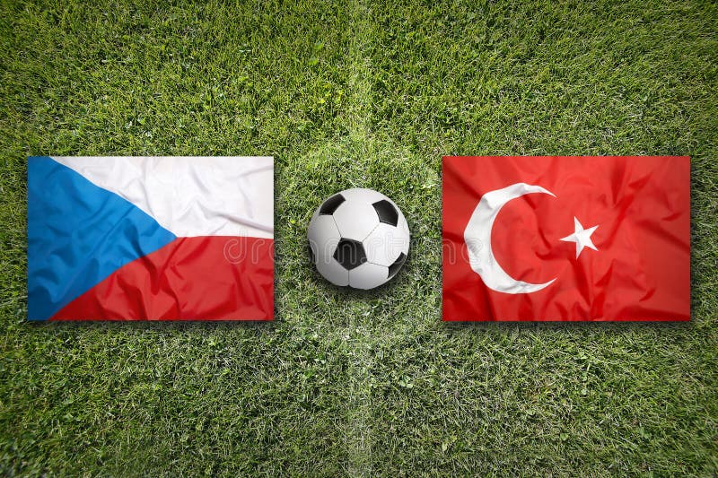 Tjeckien vs Turkiet flaggor på fotbollfält arkivfoton Tjeckien vs Turkiet flaggor på fotbollfält arkivfoton