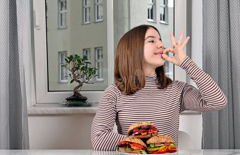 Tjej med vegansmörgåsar och ok-skylt royaltyfria foton