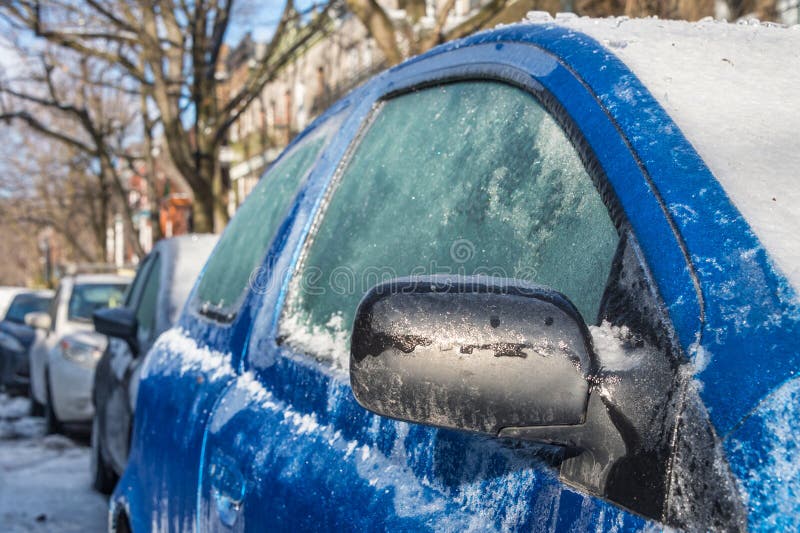 Tjockt lager av den täckande bilen för is fotografering för bildbyråer Tjockt lager av den täckande bilen för is fotografering för bildbyråer