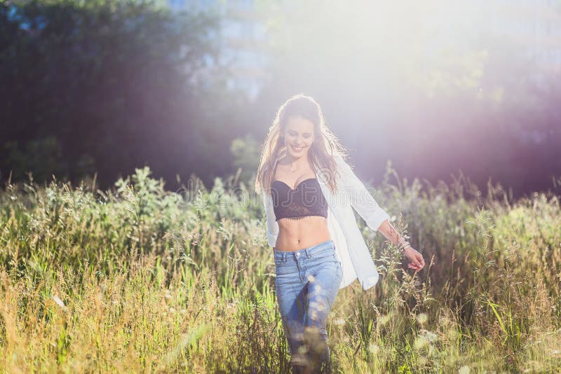 Tjugo-år-gammal flicka, i att skratta för jeans arkivbilder Tjugo-år-gammal flicka, i att skratta för jeans arkivbilder