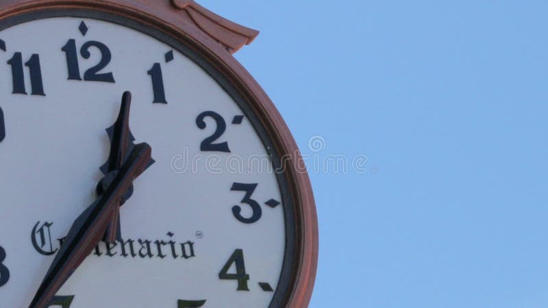 Tlaxcala Mexico-Augusti 2014: TID LAPSE-CLOSE UP-TILT NER Flyttar sig medurs snabbare