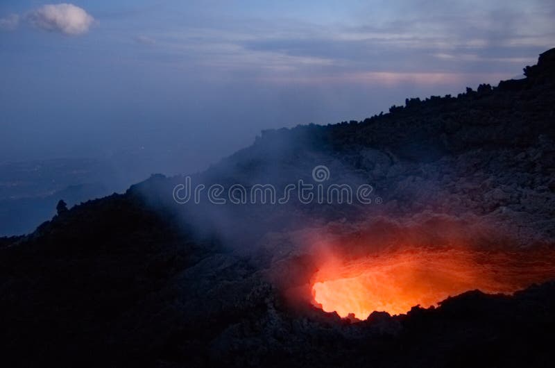 Un buco in un canale di lava sembra tenere il cielo di comunicazione con il centro della terra ! Sullo sfondo la città di Catania e il mare.