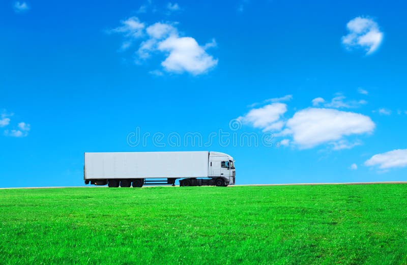 Biela kamión na oblohe a oblasti pozadí.
