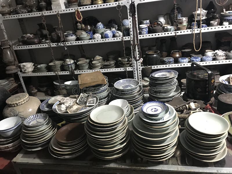 To jest antykwarskiego sklepu specjalizowanie w porcelany kolekcji fotografia stock To jest antykwarskiego sklepu specjalizowanie w porcelany kolekcji fotografia stock