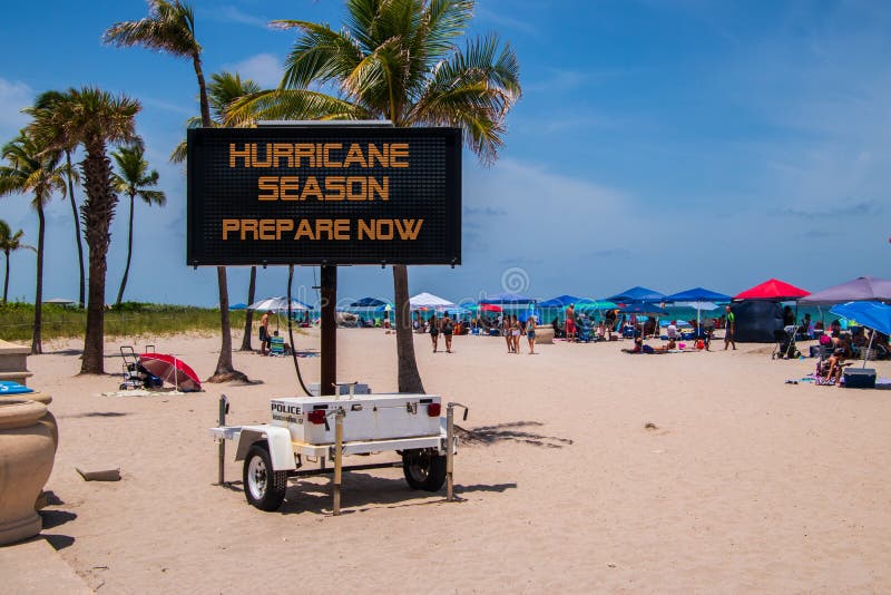 To jest znak na plaży na gorącym letniego dnia ostrzeżeniu że, że ja jest huraganowym sezonem i