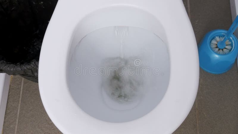 Toaletten spolade överkanten beskådar ner