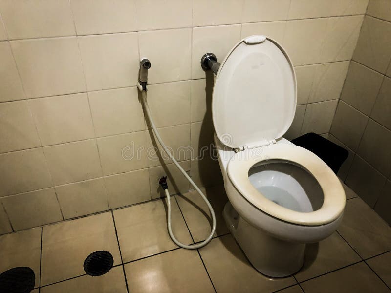Toalettrum med gammal och smutsig lutningsikt av bilden, bild arkivbilder Toalettrum med gammal och smutsig lutningsikt av bilden, bild arkivbilder