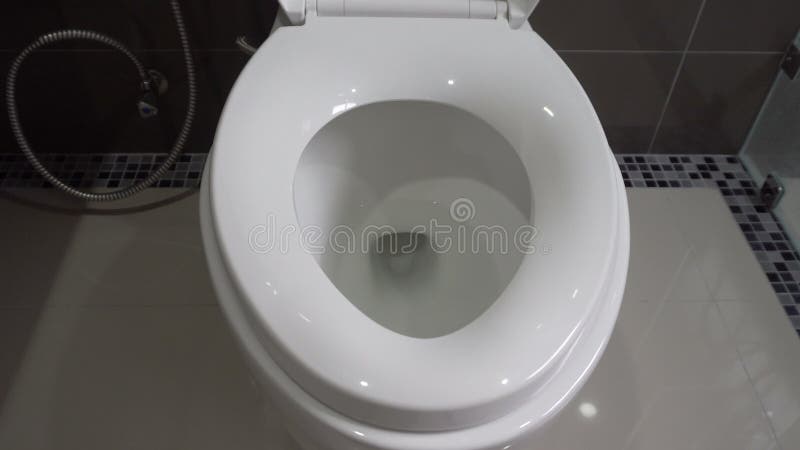 Toalettspolning med vattentester från en ren fullständig spolningssekvens