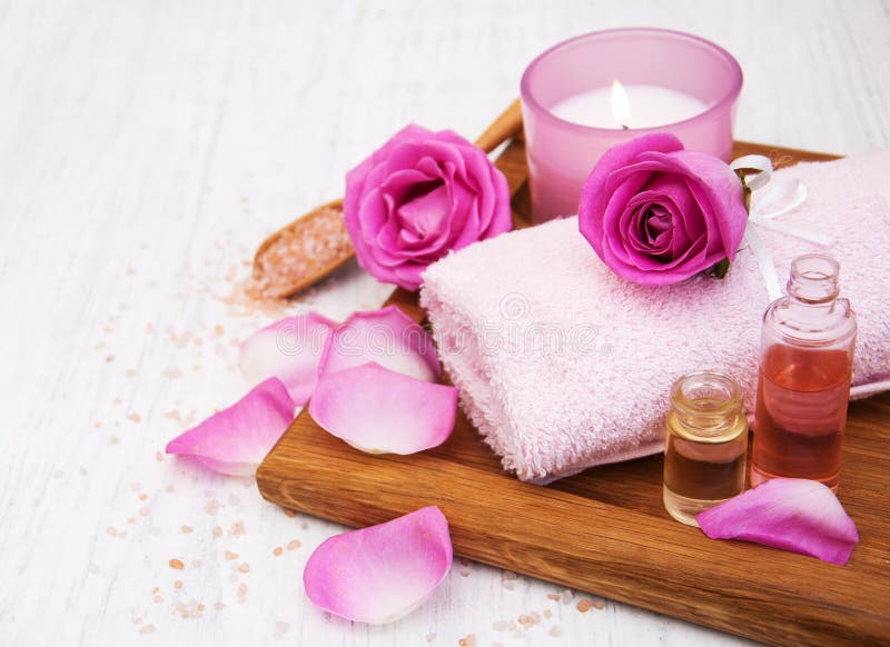 Toalhas de banho com rosas cor-de-rosa imagens de stock Toalhas de banho com rosas cor-de-rosa imagens de stock