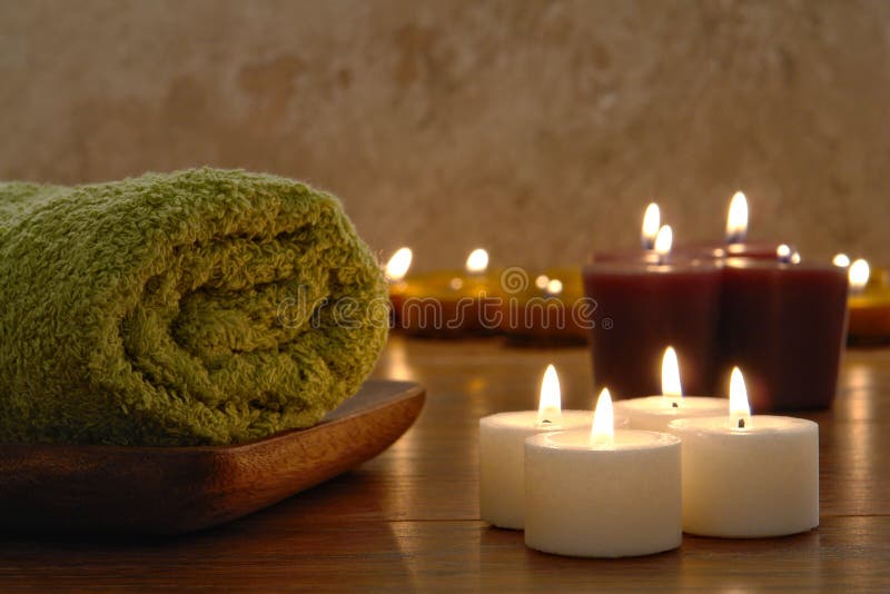 Toalhas e velas de Aromatherapy em uns termas imagens de stock Toalhas e velas de Aromatherapy em uns termas imagens de stock
