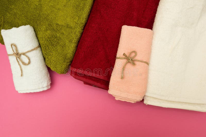 toalhas Multi-coloridas em um fundo cor-de-rosa foto de stock toalhas Multi-coloridas em um fundo cor-de-rosa foto de stock