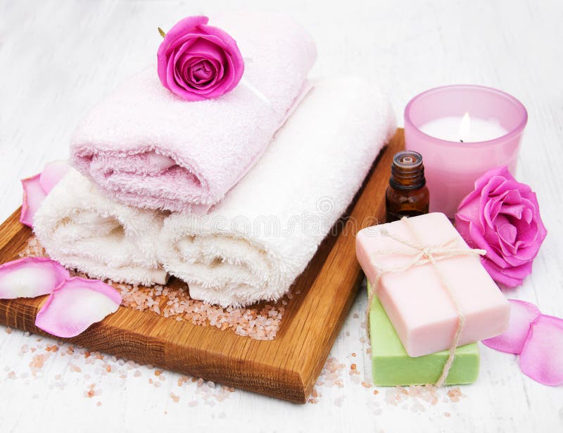 Toallas de baño, vela y jabón con las rosas rosadas imagenes de archivo Toallas de baño, vela y jabón con las rosas rosadas imagenes de archivo