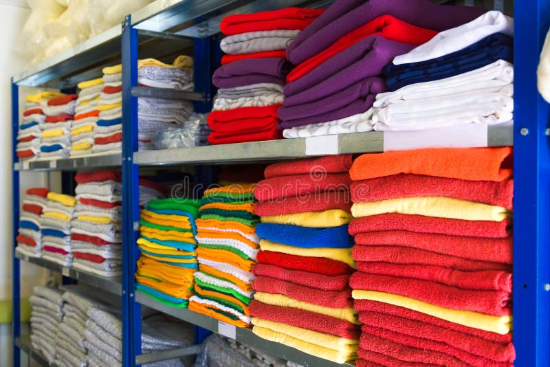 Toallas, sábanas y ropa en el estante imagenes de archivo Toallas, sábanas y ropa en el estante imagenes de archivo