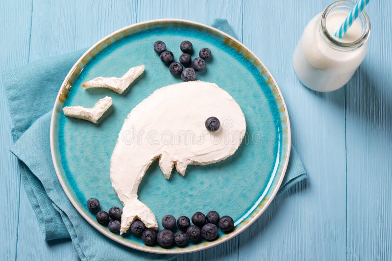 Toast drôle dans une forme de sandwich à la baleine avec du fromage fondu et la nourriture de myrtilles pour la vue supérieure de photo libre de droits