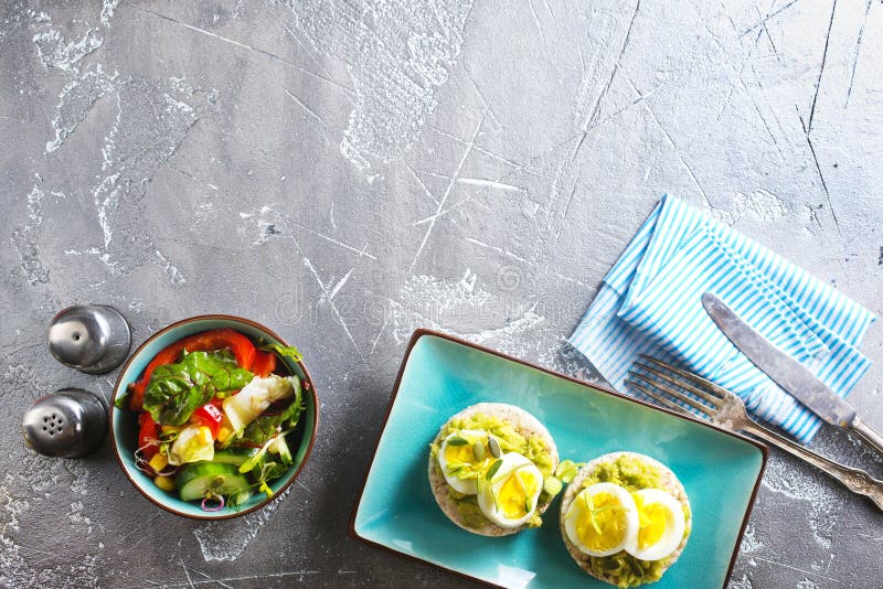 Toast sano e saporito con formaggio bianco avocado e uova bollite su piatto fotografia stock