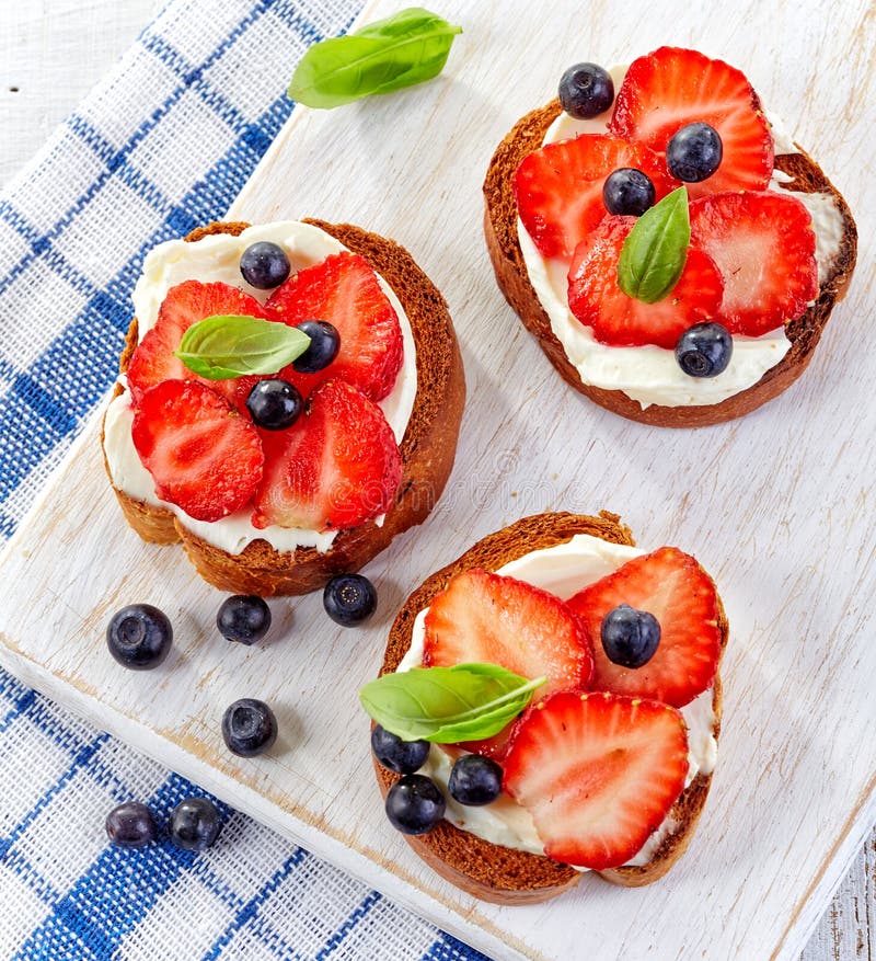 Toasted bread with cream cheese and berries