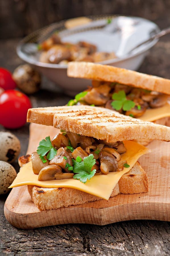 Toastsandwich mit Pilz stockbild. Bild von verzierung - 38249525