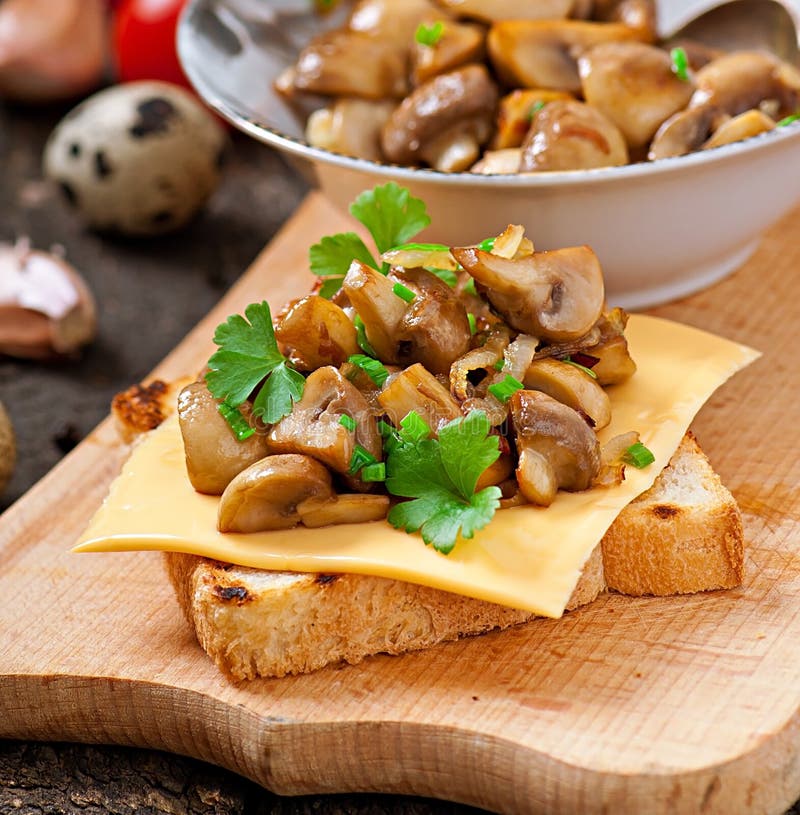 Toastsandwich mit Pilz stockbild. Bild von weich, vegetarier - 38249917