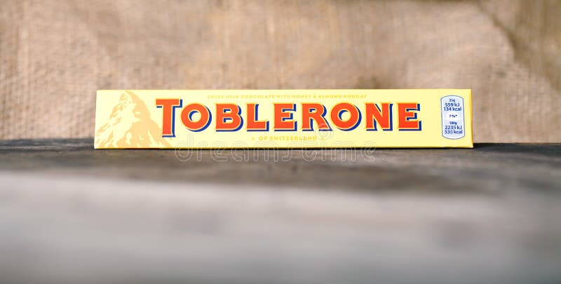 Chocolat Noir Et Blanc De Toblerone Au Lait Sur Le Fond Blanc Photo stock  éditorial - Image du effectué, chocolat: 173163938