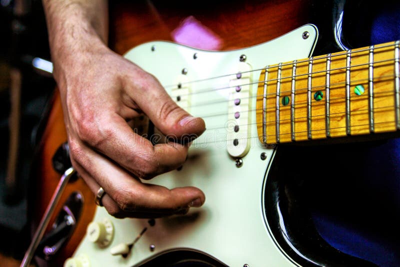 Tocar la guitarra imagen de archivo libre de regalías Tocar la guitarra imagen de archivo libre de regalías