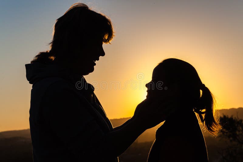 Tocco della figlia della madre profilato fotografia stock libera da diritti Tocco della figlia della madre profilato fotografia stock libera da diritti
