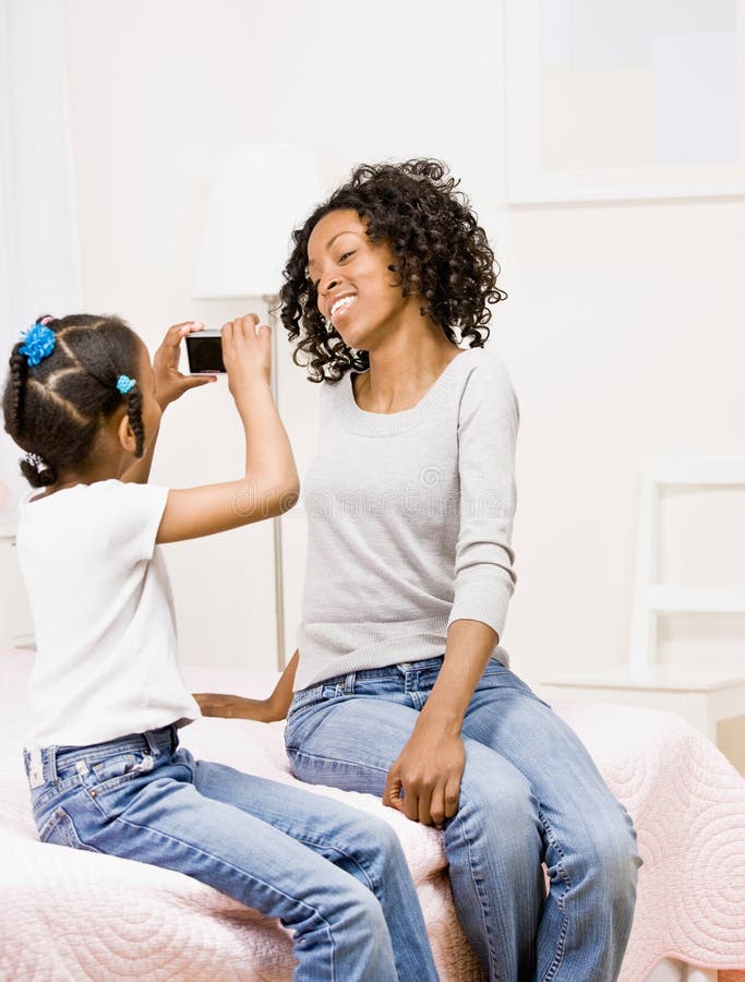 Tochter, die Mutter fotografiert stockfotografie
