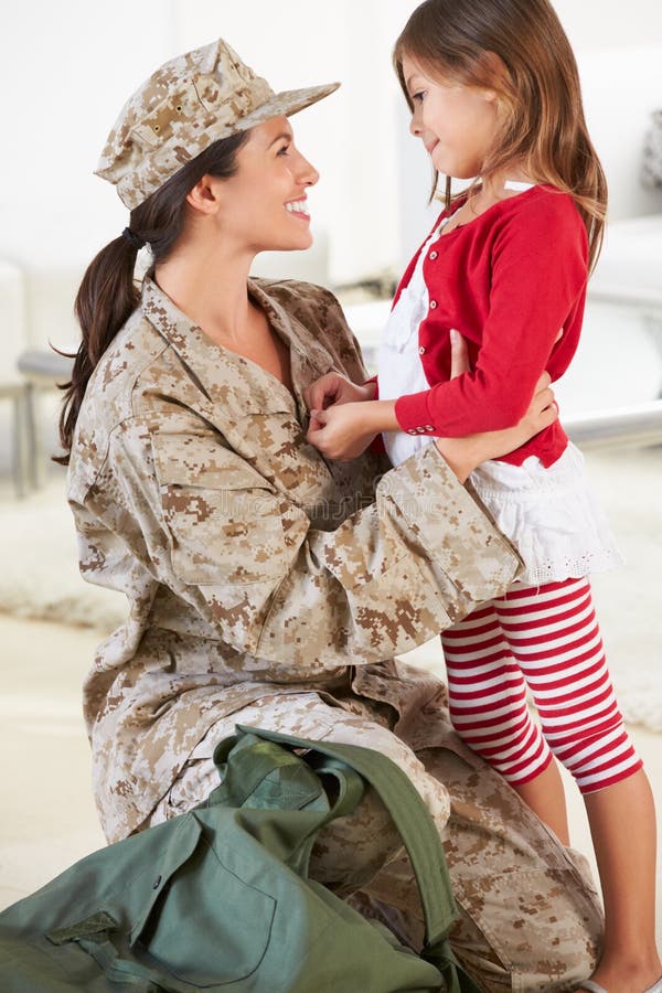 Tochter-grüßendes Militärmutter-Haus auf Urlaub