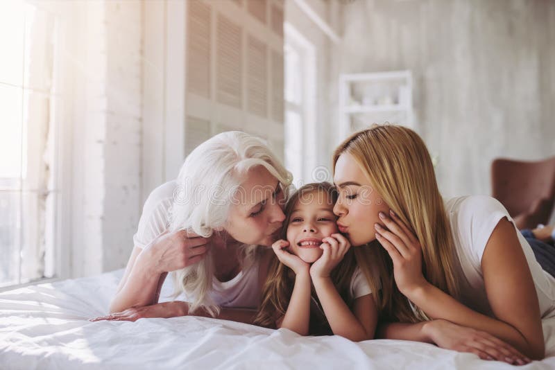 Tochter, Mutter und Großmutter zu Hause lizenzfreie stockfotos Tochter, Mutter und Großmutter zu Hause lizenzfreie stockfotos