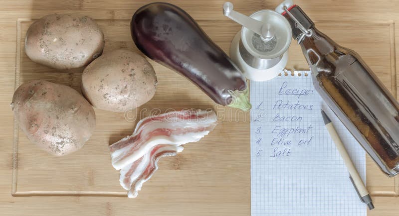 Tocino con la berenjena y las patatas frescas foto de archivo libre de regalías Tocino con la berenjena y las patatas frescas foto de archivo libre de regalías