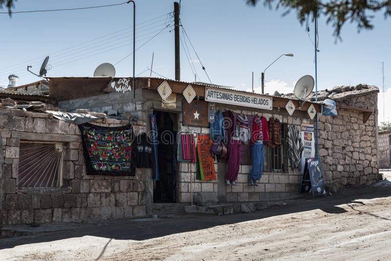 TOCONAO, ΧΙΛΗ - 12 ΑΥΓΟΎΣΤΟΥ 2017: Χαρακτηριστικό τοπικό κατάστημα στην οδό στο χωριό Toconao στην έρημο Atacama, Χιλή στοκ φωτογραφίες TOCONAO, ΧΙΛΗ - 12 ΑΥΓΟΎΣΤΟΥ 2017: Χαρακτηριστικό τοπικό κατάστημα στην οδό στο χωριό Toconao στην έρημο Atacama, Χιλή στοκ φωτογραφίες
