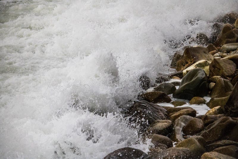 Toczne rozbija fala na otoczakach na plaży przy Clarence przejażdżką między Kleinmond i Gordons zatoką, Zachodni przylądek, Połud obraz royalty free Toczne rozbija fala na otoczakach na plaży przy Clarence przejażdżką między Kleinmond i Gordons zatoką, Zachodni przylądek, Połud obraz royalty free