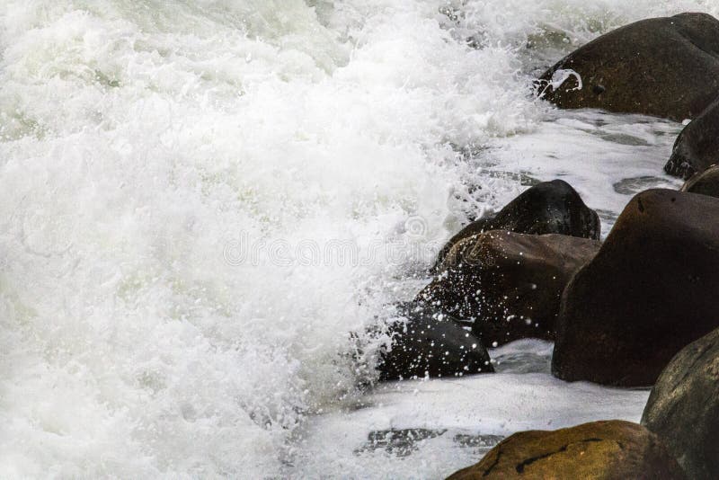 Toczne rozbija fala na otoczakach na plaży przy Clarence przejażdżką między Kleinmond i Gordons zatoką, Zachodni przylądek, Połud obrazy stock Toczne rozbija fala na otoczakach na plaży przy Clarence przejażdżką między Kleinmond i Gordons zatoką, Zachodni przylądek, Połud obrazy stock