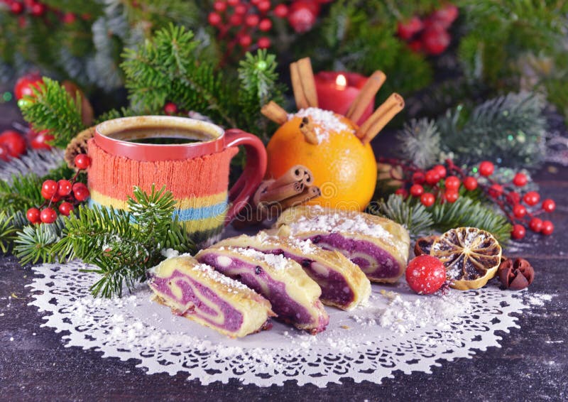 Todavía de la Navidad vida con la bebida caliente y la torta sabrosa fotos de archivo libres de regalías Todavía de la Navidad vida con la bebida caliente y la torta sabrosa fotos de archivo libres de regalías