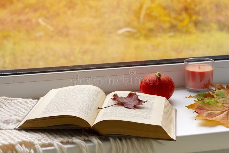 Todavía del otoño vida libros, hojas, taza y palmatoria en ventana imágenes de archivo libres de regalías Todavía del otoño vida libros, hojas, taza y palmatoria en ventana imágenes de archivo libres de regalías