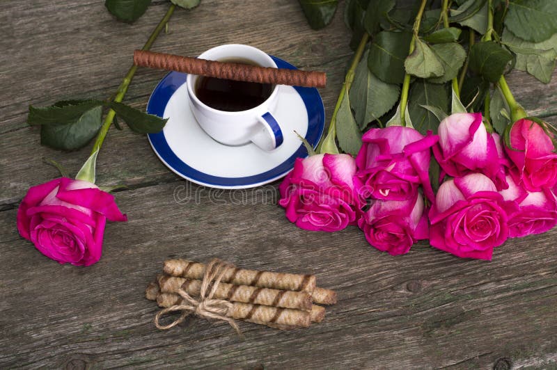 Todavía las rosas rosadas de la vida reman el café y las galletas fotos de archivo Todavía las rosas rosadas de la vida reman el café y las galletas fotos de archivo